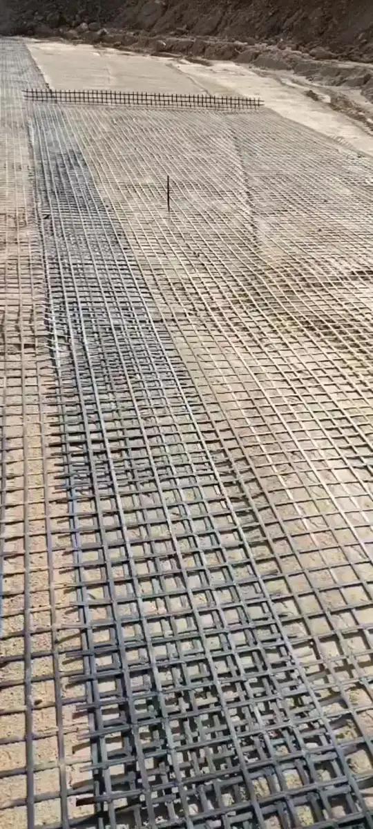 鋼塑土工格柵的高強(qiáng)度和低延伸率使其能夠有效加固軟土地基,提高地基